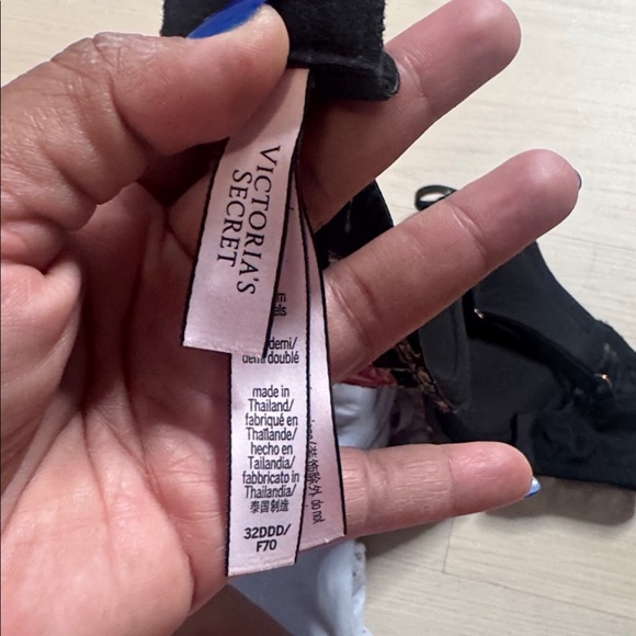 Victoria's Secret Black Bra with Floral Accents - Picture 5 of 5